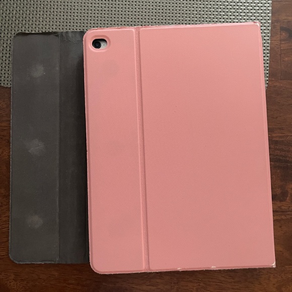 * ALREADY SOLD*Apple IPad Pro (9.7 inches) comes with keyboard and stylus . - Picture 2 of 5